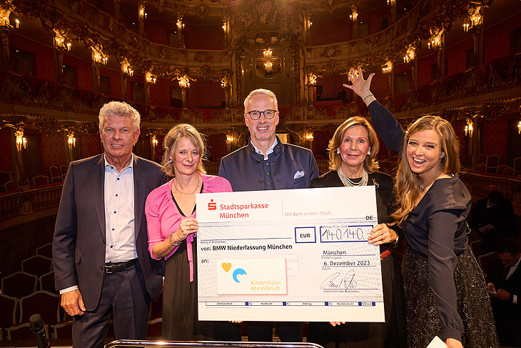 Dieter Reiter (OB München), Barbara Weltin (Kinderhaus AtemReich), Bernd Döpke (Leiter BMW München), Ursula Prinzessin von Bayern, Nina Eichinger,  beim 28. BMW Advents-Benefizkonzert, Cuvilliés Theater, München beim 28. BMW Advents- Benefizkonzertim Cuvilliétheater am 6.12.2023 Fotos: Jens Hartmann/BMW